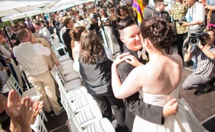 Mariages de couples homosexuels lors d'une cérémonie collective à Toronto, au Canada, le 26 juin 2014