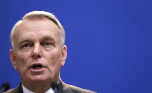 Le Premier ministre, Jean-Marc Ayrault, a salué samedi l'action du ministre du redressement productif, Arnaud Montebourg, "qui n'a pas ménagé sa peine" pour tenter de trouver une solution pour le site sidérurgique de Florange, "comme il le fait sur de nombreux dossiers" difficiles.