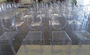 Des crayons sur les chaises des journalistes avant une conférence de presse de l'entraîneur français de 'lAS Roma, Rudi Garcia, le 10 janvier 2015.