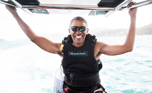 Photo publiée par Virgin le 7 février 2017, montrant l'ancien président américain Barack Obama lors d'une session de kitesurf dans les îles vierges britanniques.