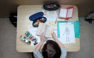 Ecolier travaillant à la maison à la suite de la fermeture des écoles lors de l'épidemie de coronavirus, le 16 mars 2020.
