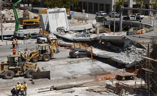 Un pont piétonnier s'est effondré sur une autoroute à six voies à Miami.