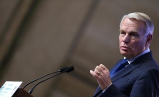 Jean-Marc Ayrault met en garde ceux qui, dans sa majorité, ne veulent pas ratifier le traité budgétaire européen, en faisant valoir que "la conséquence logique de leur démarche, c'est la sortie de l'euro", dans une interview à Médiapart publiée dimanche.