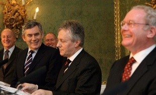 Un accord a été trouvé le 5 février 2009 entre partis catholiques et protestants d'Irlande du Nord, salué par le Premier ministre britannique Gordon Brown.