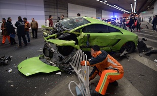 Le 12 avril 2015 une Lamborghini et une Ferrari se sont percutées à Pékin. CHINA OUT AFP PHOTO