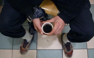 Illustration d'un SDF qui boit un café
