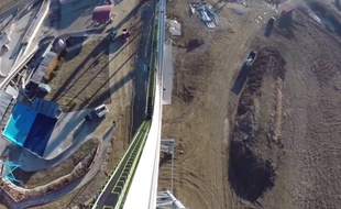 Capture d'écran Dailymotion du toboggan aquatique Verrückt, aux Etats-Unis.