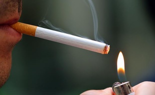 Un homme une cigarette.