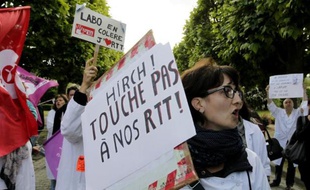 Des militants CGT et SUD manifestent à Paris et perturbent le départ d'une course à pied organisée dans le cadre des portes ouvertes de l'AP-HP, pour dénoncer le projet de réorganisation du temps de travail