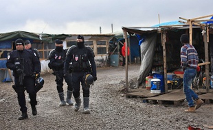 Une patrouille de police dans le bidonville de la Jungle, à Calais.