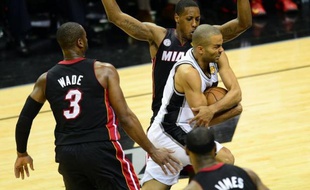 San Antonio n'est plus qu'à une victoire du titre de champion NBA après son important succès dimanche à domicile face à Miami (114-104) lors du cinquième match de la finale, où Manu Ginobili a joué les catalyseurs et Tony Parker les finisseurs.