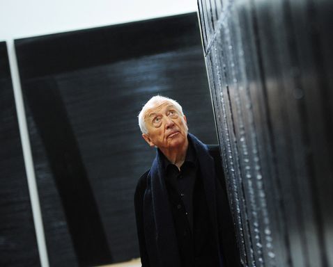 Le peintre français Pierre Soulages pose parmi certaines de ses toiles lors de la présentation de son exposition "Pierre Soulages" le 1er octobre 2010 au Martin-Gropius-Bau à Berlin.