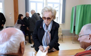 Bernadette Chirac, épouse de l'ex-chef de l'Etat Jacques Chirac, a voté dimanche à Sarran (Corrèze) pour elle et l'ancien président, disant souhaiter que Nicolas Sarkozy soit "réélu ce soir".