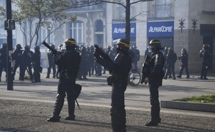 Des CRS tentent de maintenir l'ordre public pendant la manifestation de soutien à la ZAD, le 14 avril 2018 à Nantes.