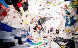 Un ballon flottant géant en sacs plastique, œuvre créée par Tomas Saraceno.