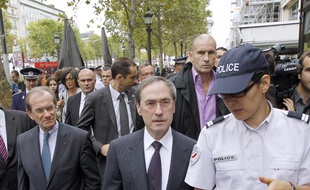 Le ministre de l'Intérieur, Claude Guéant (au centre), lors de sa visite des Champs-Elysées, à Paris, le 12 septembre 2011.