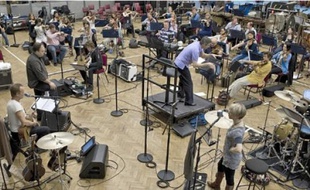 Sting a repensé et enregistré certains morceaux avec le Royal Philarmonic Orchestra.