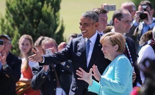 La chancelière Angela Merkel et le président américain Barack Obama saluent la foule lors de leur arrivée pour une séance de travail à Kruen près de Garmisch-Partenkirchen, en Allemagne, le 7 juin 2015