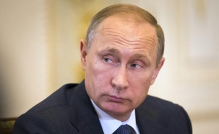 Le président russe Vladimir Poutine lors d'une conférence à Saint-Petersbourg le 18 juin 2015