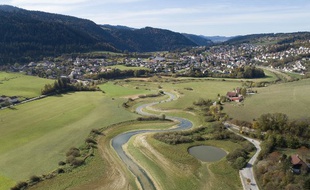 Vue aérienne de la rivière Doubs, à sec, en octobre 2018.