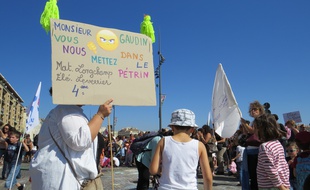 Marseille, le 12 septembre 2014, les parents d'élèves manifestent devant la mairie de Marseille.
