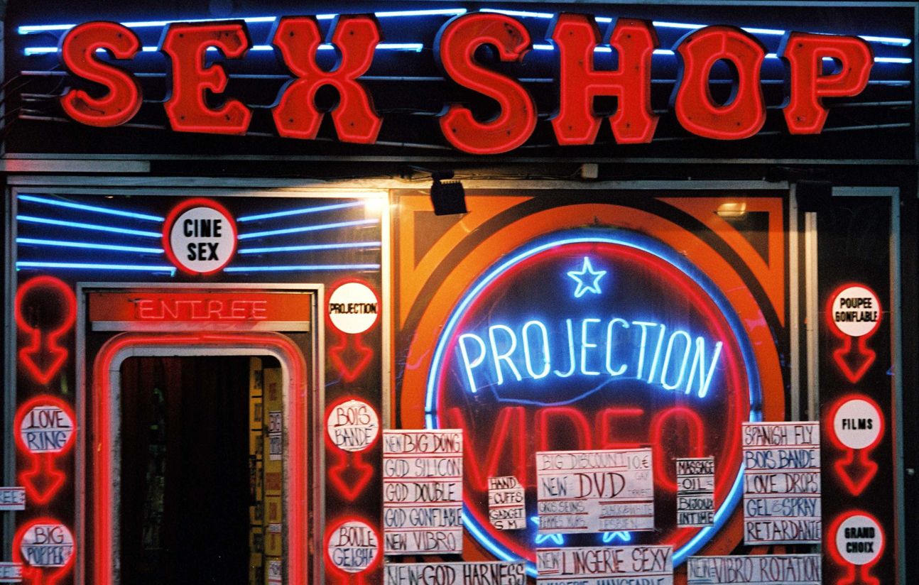 sex shop Pourquoi les sex-shops n'ont-ils pas de porte ?