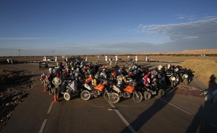 Les motards du Dakar, le 11 janvier 2013 à Calama au Chili.