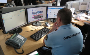 Une vingtaine de gendarmes se relaient chaque jour derrière les écrans.