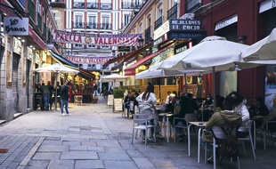 Des Madrilènes mangent en terrasse à Madrid le 30 mars 2021.
