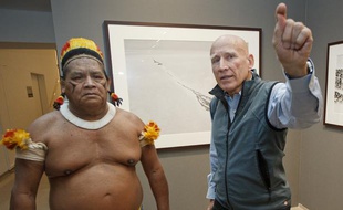 Afukaka, chef des Kuikuro, tribu de la région du Mato Grosso au Brésil, et le photographe Sebastião Salgado, le 24 septembre 2013, à la Maison européenne de la photographie, à Paris.