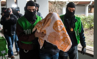 Des policiers arrêtent un homme lors d'une perquisition, le 4 février 2016 à Berlin, en Allemagne