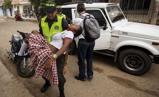 Une adolescente transportée à l'hôpital après s'être évanouie à El Carmen de Bolivar en Colombie, le 3 septembre 2014.