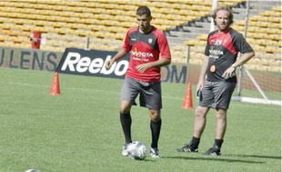 Jean-Guy Wallemme (à droite), le coach de Lens, a prévu un match amical dimanche.