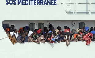 Le 21 mars 2017, à le navire humanitaire «Aquarius» entre dans le port de Catane (Italie) pour le débarquement de 945 personnes secourues en Méditerranée.