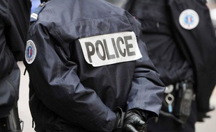 illustration: Des policiers, le 14 novembre 2011.