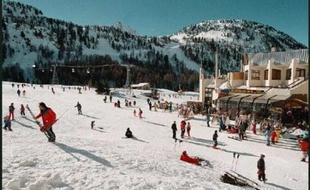 La route d'accès à la station de sports d'hiver Isola 2000, fermée depuis samedi en raison des risques d'avalanche, a pu rouvrir au trafic dimanche en début d'après-midi, a indiqué le Centre d'information et de gestion du trafic (CIGT) des Alpes-Maritimes.