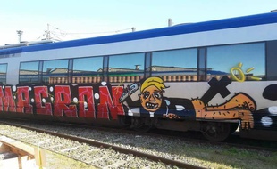 Le Ter avec l'inscription «Macron» agrémenté d'un personnage.