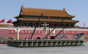 Des soldats de l'Armée populaire de libération défilent le 3 septembre 2015 place Tiananmen à Pékin, à l'occasion du 70e anniversaire de la victoire de 1945 contre le Japon