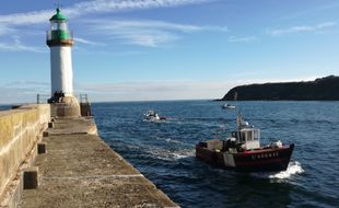 Illustration d'un bateau de pêche arrivant au port de l'île de Groix.