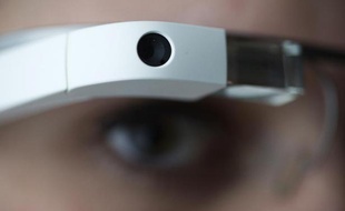 Gros plan sur les Google Glass, testées comme guide hi-tech pour l'exposition Niki de Saint Phalle à Paris