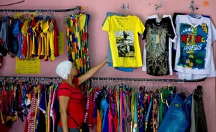 "On ne fermera pas !", assure Naida Martinez dans sa boutique de mode de La Havane, en défi au gouvernement cubain qui a choisi d’interdire la vente des marchandises importées, un des petits métiers qui font florès depuis plusieurs mois à Cuba.