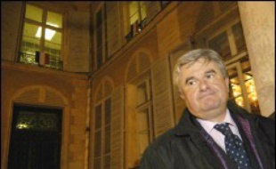 Parents et lycéens ont exprimé leur colère et leur lassitude jeudi après le sermon du député-maire du Raincy Eric Raoult (UMP) contre l'"indécence" des tenues vestimentaires des collégiennes et lycéennes, en ce chaud début d'été.