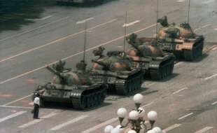 Un homme face aux chars chinois sur la place de Tiananmen, le 5 juin 1989.