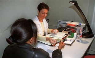 La ministre de la santé Roselyne Bachelot a lancé mardi la deuxième phase de la campagne d'information sur la contraception, qui vise particulièrement à faciliter le dialogue et l'information sur la contraception chez les jeunes.