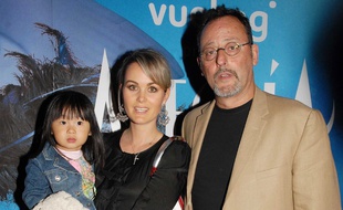 Jean Reno, Laeticia Hallyday et sa fille Jade, en 2007 à Paris.