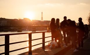 Des Parisiens avant l'heure du couvre-feu, en mars 2021 (illustration).