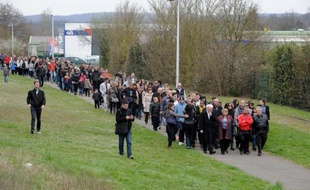 Marche silencieuse en soutien aux enfants victimes de viols présumés, commis par le directeur d'une école primaire de la ville, le 28 mars 2015 à Villefontaine (Isère)