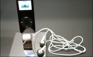 Un habitant de Californie poursuit en justice le géant de l'informatique Apple, lui demandant de remplacer gratuitement les écrans présumés défectueux de son populaire baladeur numérique iPod nano, a-t-on appris lundi auprès de son avocat.