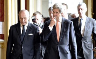 Le ministre français des Affaires étrangères Laurent Fabius et le Secrétaire d'Etat John Kerry à Paris, le 7 mars 2015