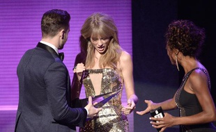 La chanteuse Taylor Swift reçoit le prix de la meilleur artiste de l'année, aux American Music Awards le 24 novembre 2013 à Los Angeles.